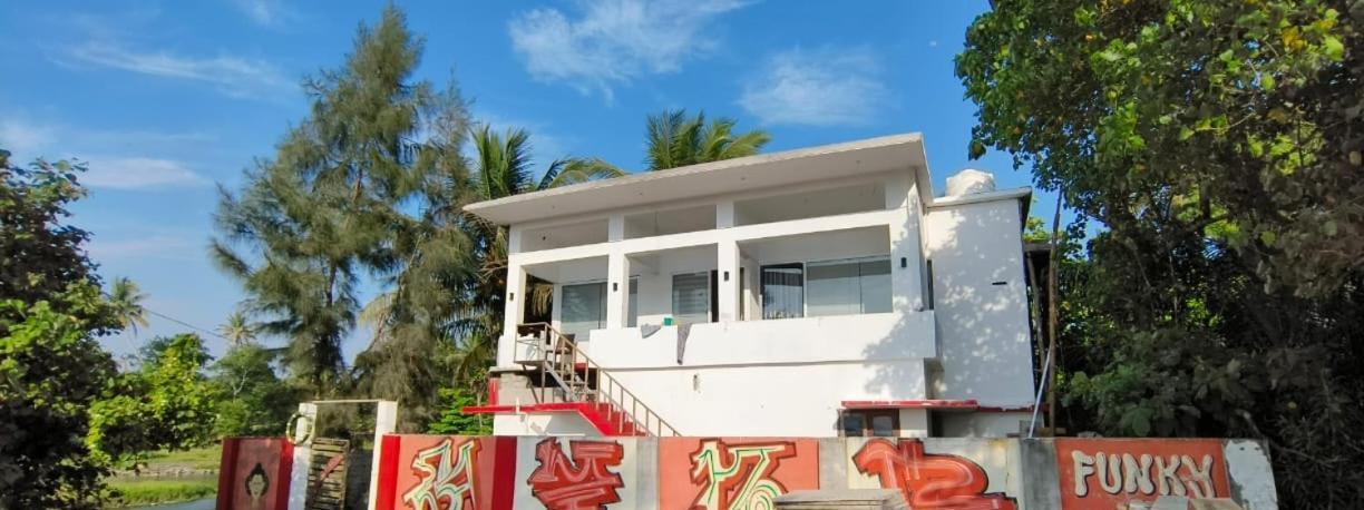 Funky Art Beach House Alappuzha Εξωτερικό φωτογραφία